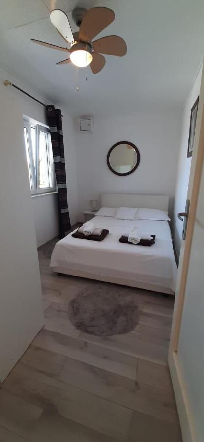 Apartment Mezaroca Rogoznica  Bagian luar foto